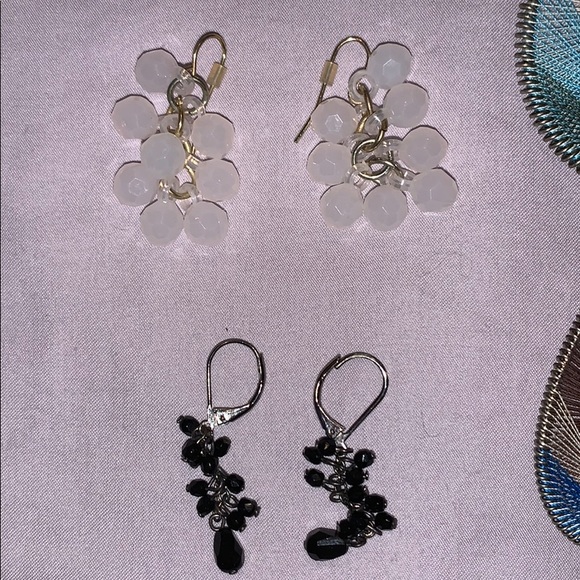 🔴 4/$20 Bundle: Assortment of earrings - Picture 3 of 5